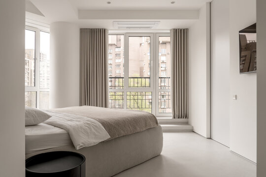 Light apartment in contemporary style with column