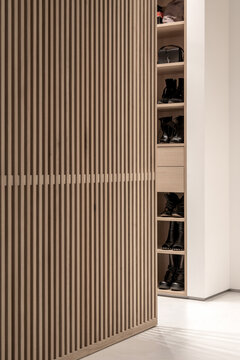 Light apartment in contemporary style with lattice partitions