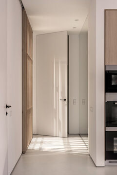 Light apartment in contemporary style with lattice partitions