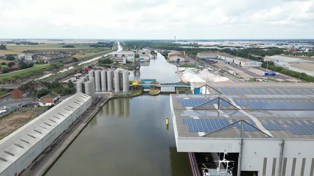 Aerial Video Goole Docks UK.As the UK's premier inland port, Goole is ideally sited for access to the country's transport infrastructure. Handling around 1.5 million tonnes of various cargoes per year