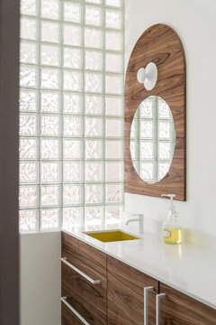 Apartment in contemporary style with glass blocks wall