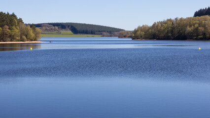 Le lac de Saint-Agnan est un lac artificiel situé sur le Cousin. Il se trouve dans le département de la Nièvre, dans le parc naturel régional du Morvan, au centre du bourg de Saint-Agnan-en-Morvan. © jef 77