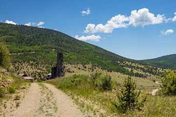 Obraz premium Old headframe and mining buildings in the mountains of Colorado