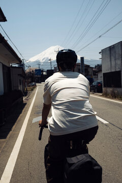 Cycling in Japan when the cherry blossoms are in bloom