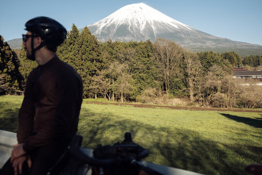 Cycling in Japan when the cherry blossoms are in bloom