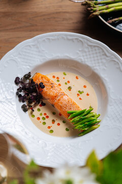 Salmon fillet with asparagus and cream sauce 
