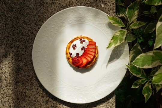 Mini cheesecake with strawberries and cream