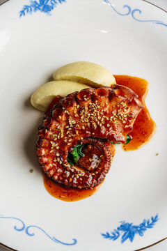 Grilled octopus with mashed potatoes and sauce