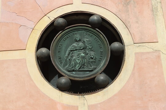 Wenecja. Włochy.  Weneckie detale architektury. Plafon i armatnie kule. 