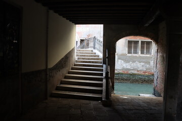 Wenecja. Włochy. Weneckie boczne uliczki. © Pawel Zabczyk