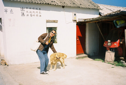 Instant friendship between a man and a golden retriever
