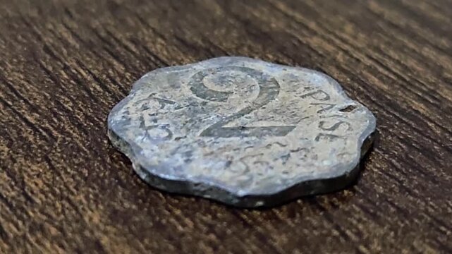 This scalloped coin is a 2 Paise piece from India, typically minted in aluminium with a weight of 1 gram & a diameter of 20 mm. These coins were standard circulation currency in the Republic of India.