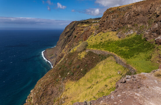 Ponta do Pargo (Ile de Mad&egrave;re, Portugal, Oc&eacute;an atlantique) - Vue &agrave; proximit&eacute; du phare (Farol da Ponta do Pargo) sur les falaises dominant l'oc&eacute;an &agrave; la pointe ouest de l'&icirc;le 