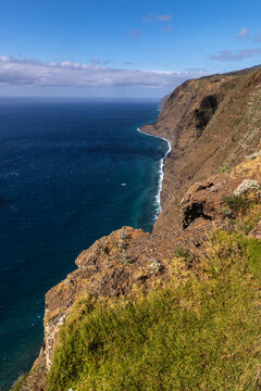 Ponta do Pargo (Ile de Mad&egrave;re, Portugal, Oc&eacute;an atlantique) - Vue &agrave; proximit&eacute; du phare (Farol da Ponta do Pargo) sur les falaises dominant l'oc&eacute;an &agrave; la pointe ouest de l'&icirc;le 