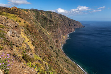 Fototapeta premium Ponta do Pargo (Ile de Madère, Portugal, Océan atlantique) - Vue de la point de vue panoramique Miradouro do fio sur les falaises dominant l'océan à la pointe ouest de l'île