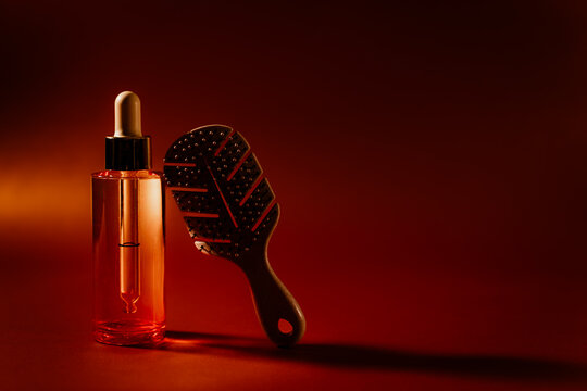 Glass cosmetic bottle with hair comb