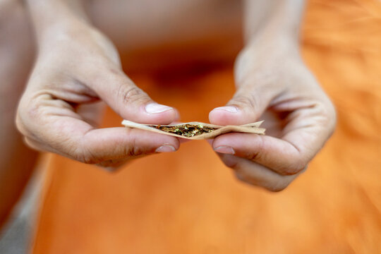 Rolling a marihuana joint