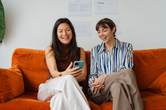 Colleagues are sitting on the sofa