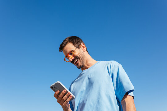 Texting outdoors