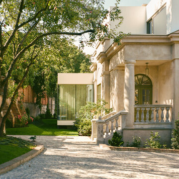 Contemporary Extension of Classic Private House