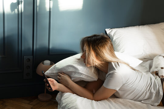 Using smartphone in the morning in bed 