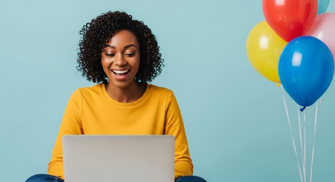 Mujer feliz celebrando Cinco de Mayo en l&iacute;nea con laptop y globos coloridos, expresi&oacute;n alegre, fiesta virtual, celebraci&oacute;n festiva remota, laptop gris sobre fondo azul pastel.