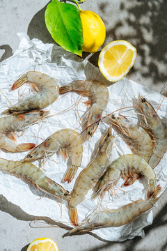 Raw shrimp with whole and sliced lemon