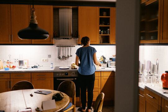 woman milling wheat into flour at home in kitchen 