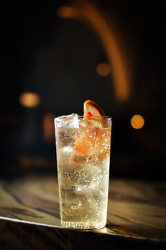 Sparkling cocktail with ice and grapefruit slice
