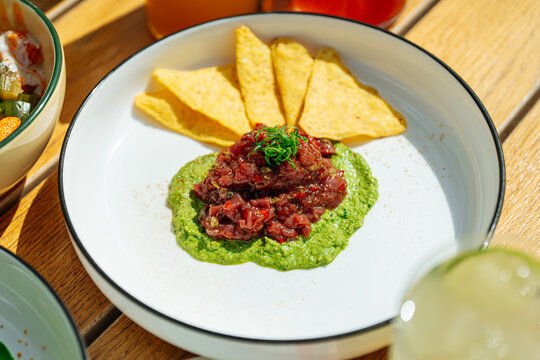 Tuna tartare with green sauce and tortilla chips