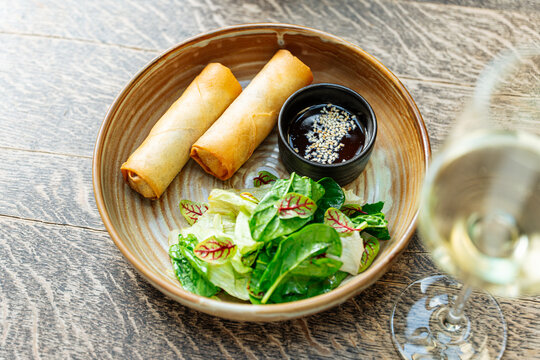 Spring rolls with green salad and dipping sauce