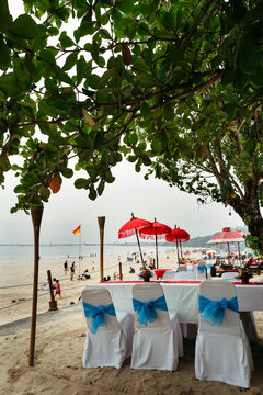 Charming Beachside Setup for a Joyful Celebration With Vibrant Decor
