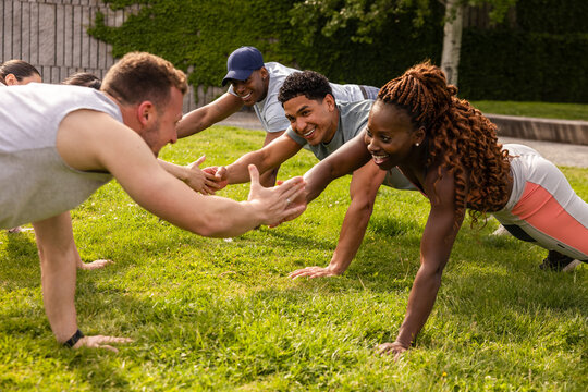 Fitness group bonding during outdoor exercise session