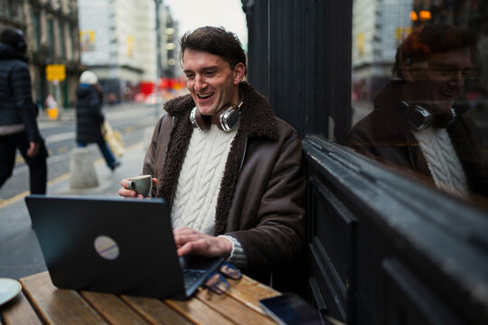 Man at caf&eacute; with laptop
