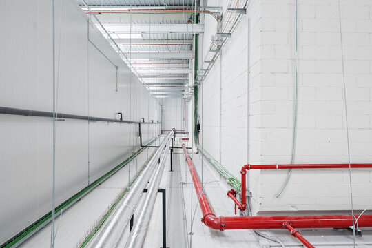 Installation of fire protection in an industrial warehouse
