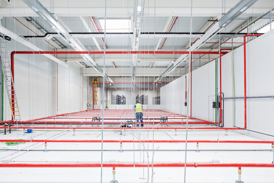 Installation of fire protection in an industrial warehouse