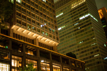 東京駅の丸の内口周辺にある高層ビル群の夜景 © tatsuya