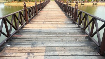Obraz premium Perspective angle shot , a wooden bridge walkway.
