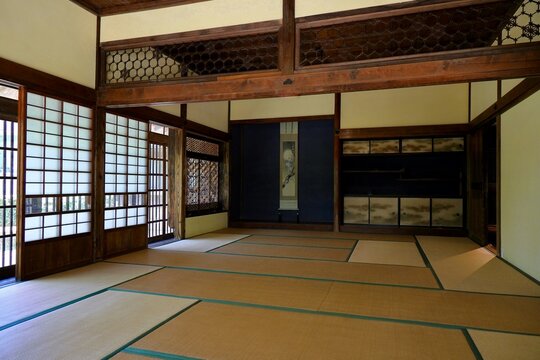 装飾的な欄間とガラス障子の美しい床の間のある和室　東京都練馬区旧内田家住宅