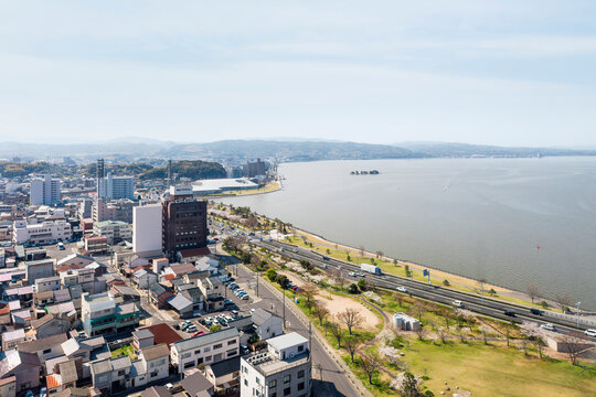 宍道湖と松江市街を一望する島根県の広がる湖畔風景