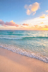 Obraz premium Tropical beach sunset with turquoise ocean waves and pastel skysunset on the beach