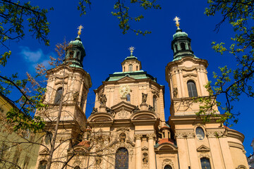 Obraz premium St Nicholas Church Prague in spring with blue sky