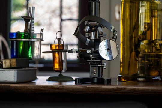 レトロでアンティークな医療の道具が置かれた机上
