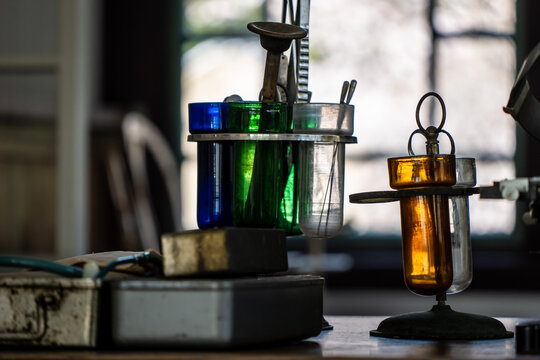 レトロでアンティークな医療の道具が置かれた机上
