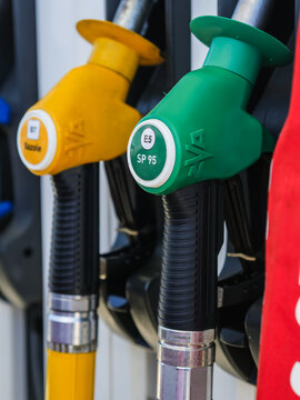 Vue rapproch&eacute;e de pistolets &agrave; carburant, en p&eacute;riode de p&eacute;nurie en France
