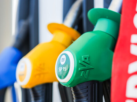 Vue rapproch&eacute;e de pistolets &agrave; carburant, en p&eacute;riode de p&eacute;nurie en France