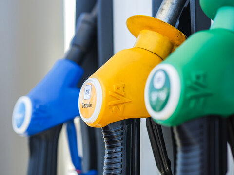 Vue rapproch&eacute;e de pistolets &agrave; carburant, en p&eacute;riode de p&eacute;nurie en France