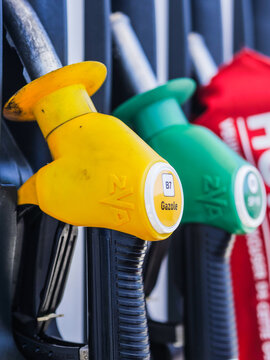 Vue rapproch&eacute;e de pistolets &agrave; carburant, en p&eacute;riode de p&eacute;nurie en France