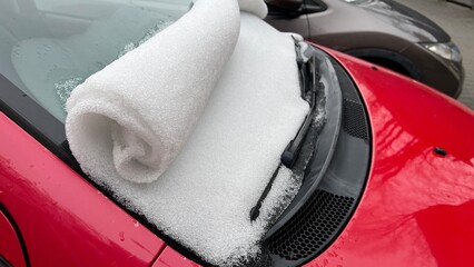 Zasypane auto śniegiem. © Maciej G. Szling