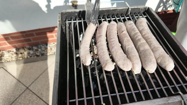 Th&uuml;ringer Bratwurst auf einem Holzkohlegrill 